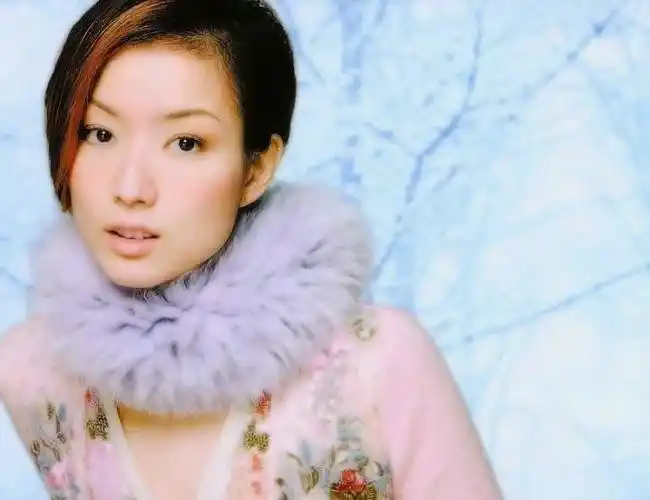 出生于香港一见心醉,香港著名女歌手及演员,迄今推出了多张大热流行