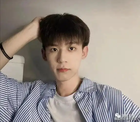 去换一款帅气的发型迎接新的一年,让自己帅帅气气地跨进新的2021年!