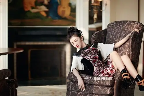 景甜化身芭蕾女孩出镜 演绎极致优雅灵动