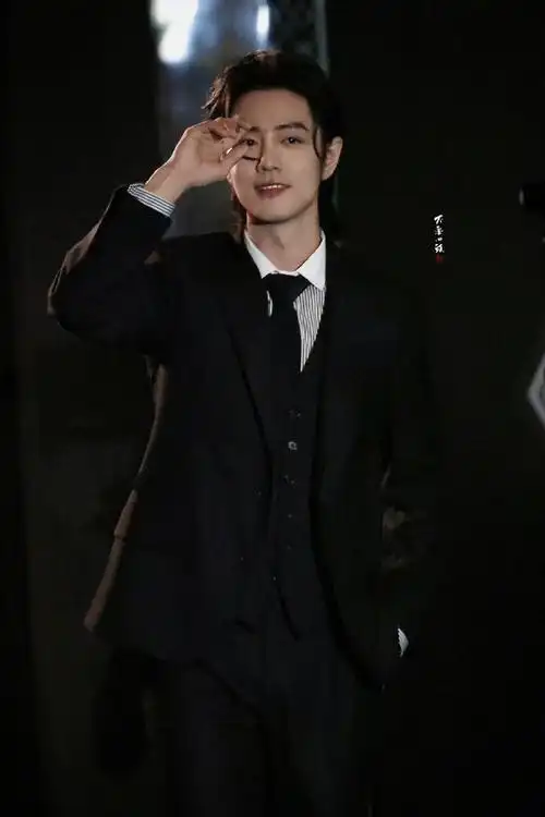 肖战转身鞠躬##肖战长发背头##遇见你的光