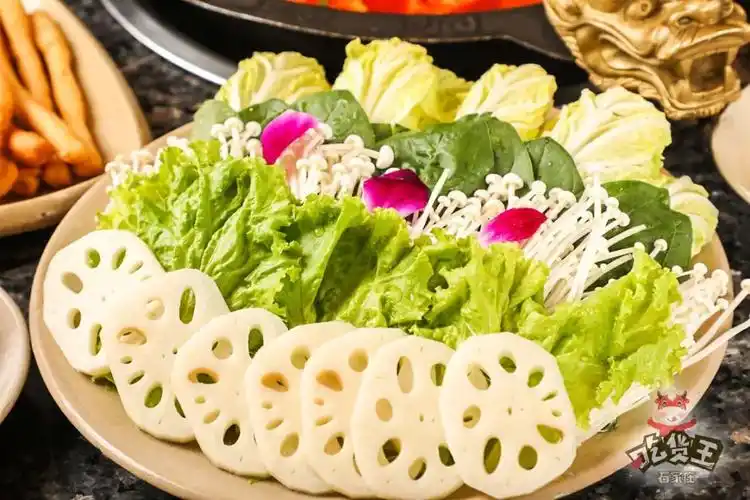 吃火锅小胖喜欢荤素搭配才能营养均衡,五种蔬菜组成的蔬菜拼盘大可