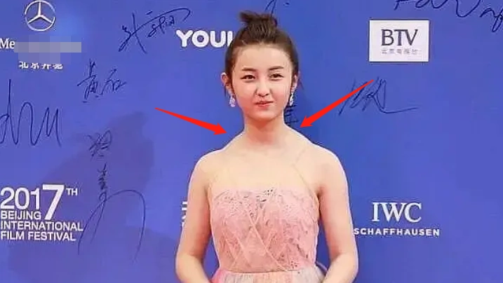 实力派00花 张子枫的斜方肌变化也很明显.