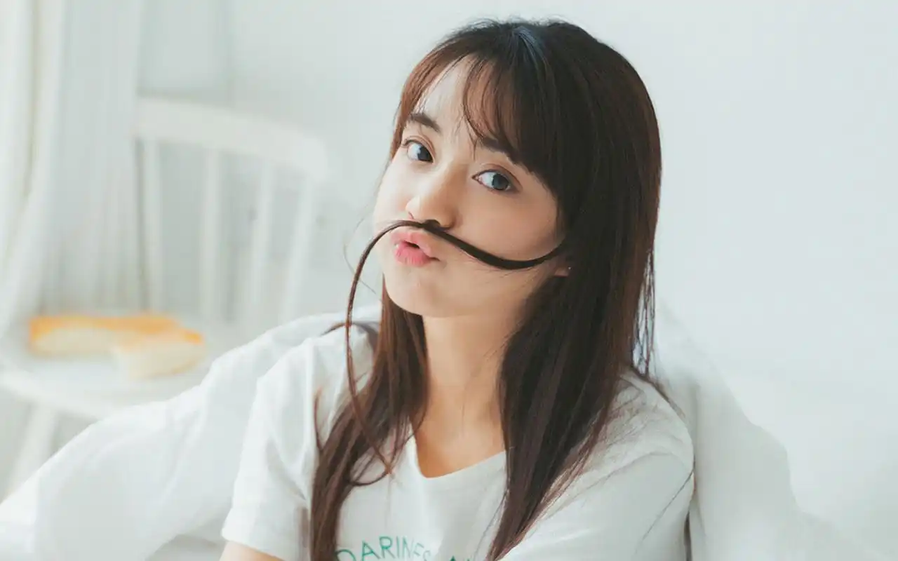 可爱甜美少女高清桌面壁纸