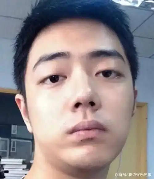 有网友整理了一系列肖战出道前的照片,基本是大学时期的他.