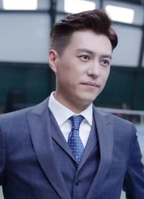 主演是靳东和宋佳,一样的发型不咋好看!