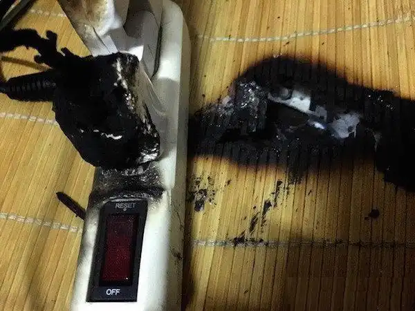 台湾一iphone 6s 用户在凌晨回家时发现,插在插线板上的6s充电器着火