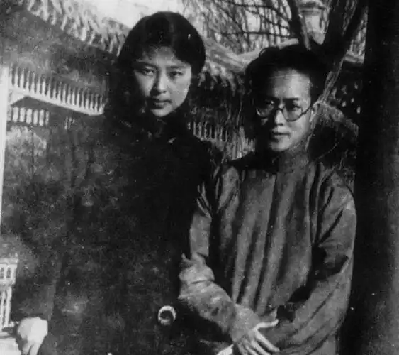 高青子见偶像衣服袖口一抹紫沈从文这正是我小说女主的打扮