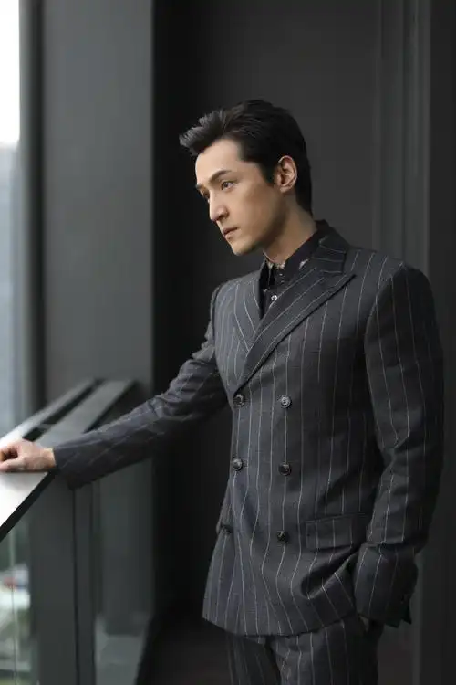 简介:胡歌宇宙印花内搭帅气写真,分享一组胡歌图片给大家,图中的明星