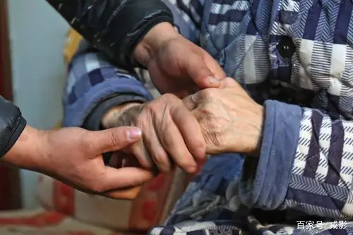 男子放弃工作照顾患病养父 端屎把尿洗衣做饭