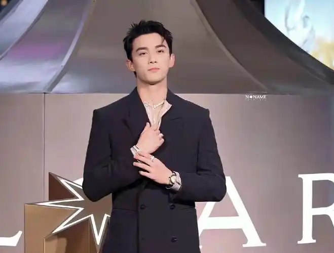 吴磊戴着钻石项链,被助理拉低领口,母爱瞬间变质了!