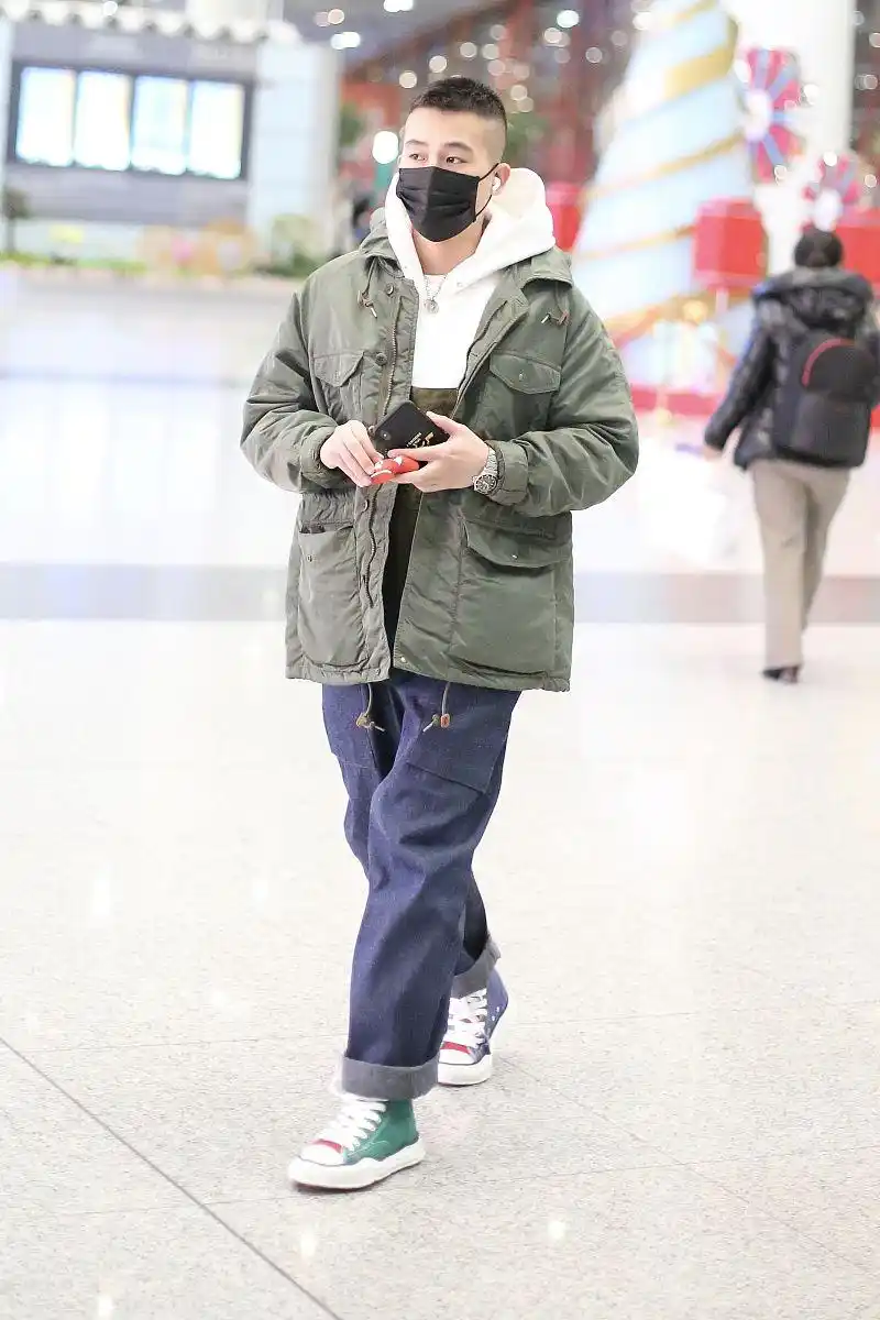 欧豪街拍:工装夹克背带裤帆布鞋lv旅行袋 潮酷十足