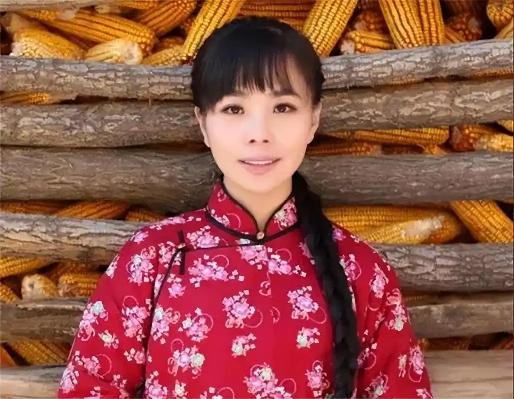 大家好奇王二妮老公长啥样,看了照片后,网友们纷纷感叹颜值到位