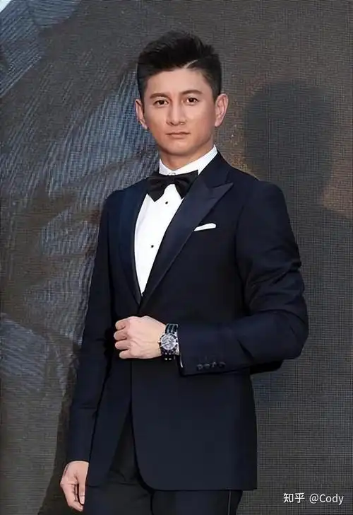 吴奇隆生于台北,祖籍福建,是家中排行老二的儿子,从小体育天赋异禀,7