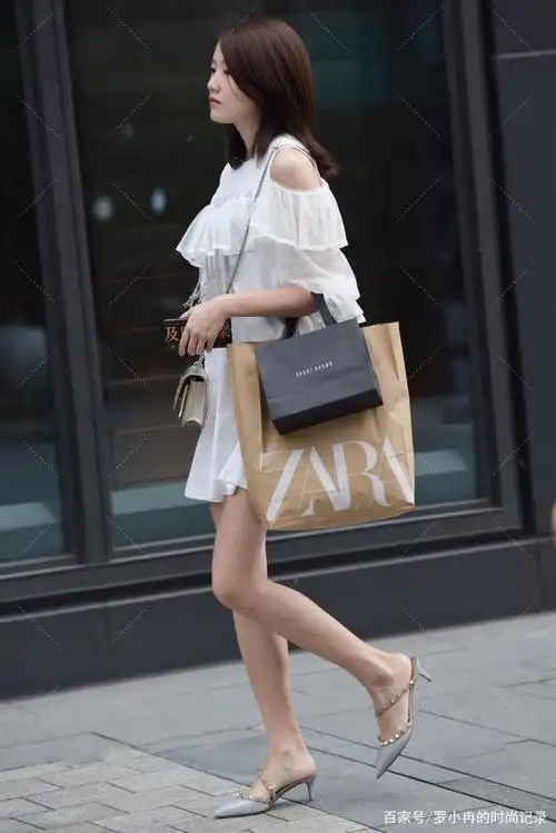 混搭设计白t连衣裙,个性十足,减龄可爱的休闲风