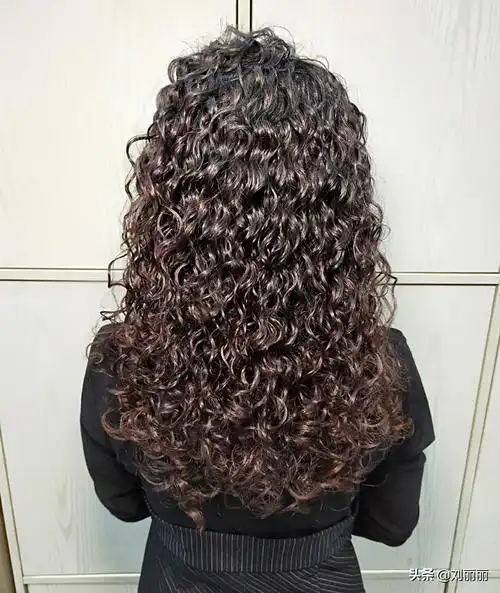 "满头烫"发型,喜欢吗?