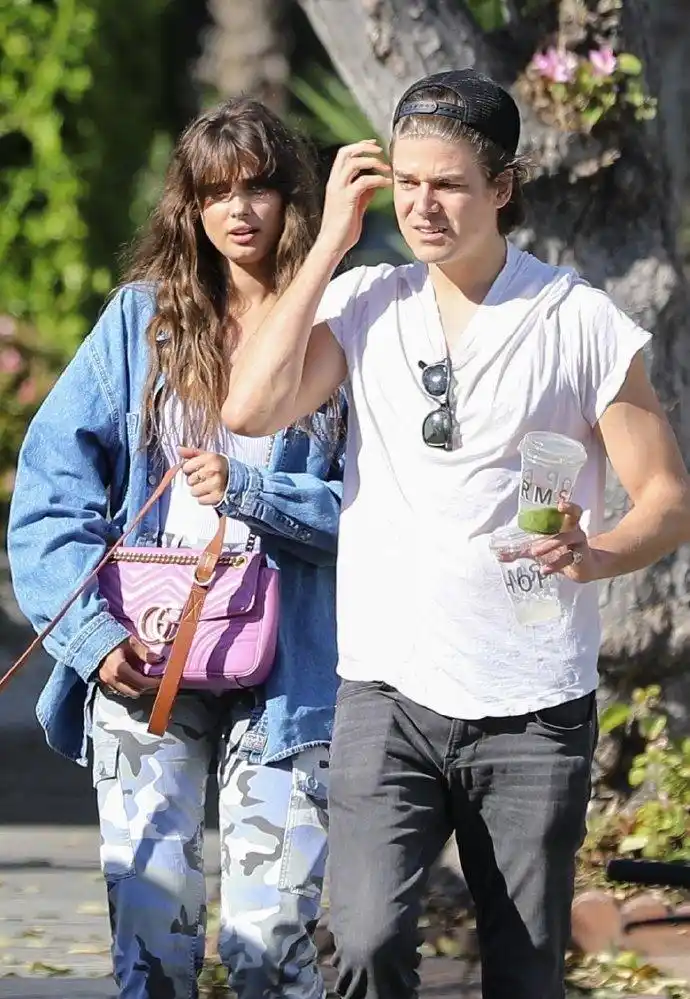 当地时间3月2日,超模小泰山taylor hill泰勒·希尔和男朋友daniel