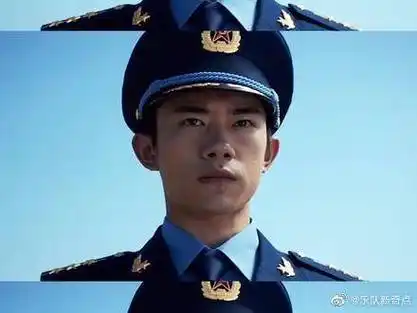 硬朗的气质配上一身军装,最后的敬礼太帅了 #易烊千玺#  #盛世美颜