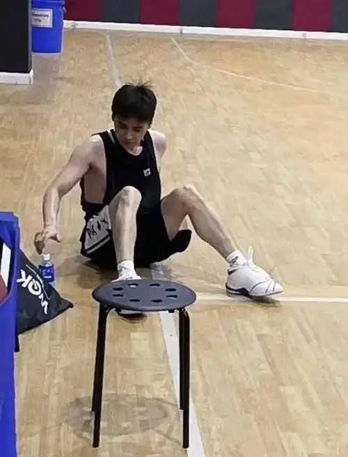 李易峰走进超市耸耸肩疑似穿一件拼布夹克在街上都认不出来