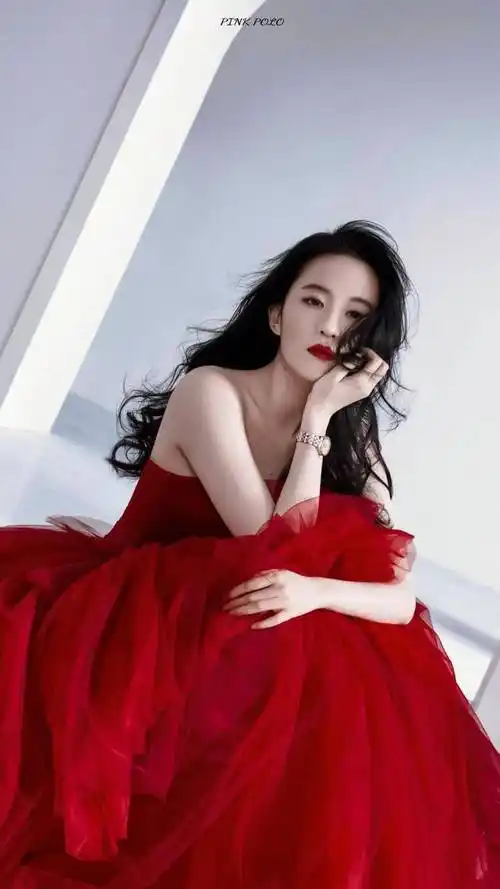 刘亦菲身穿抹胸红裙美艳动人