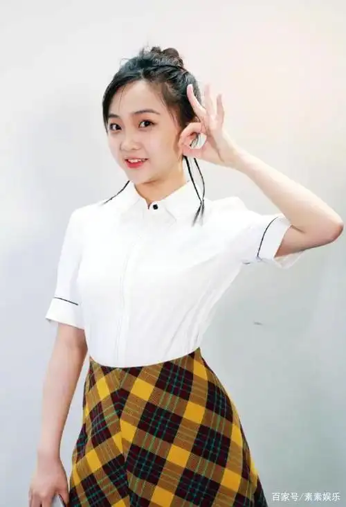 21岁林妙可晒自拍照:衣品颜值改变很大,又美又俏招人喜欢