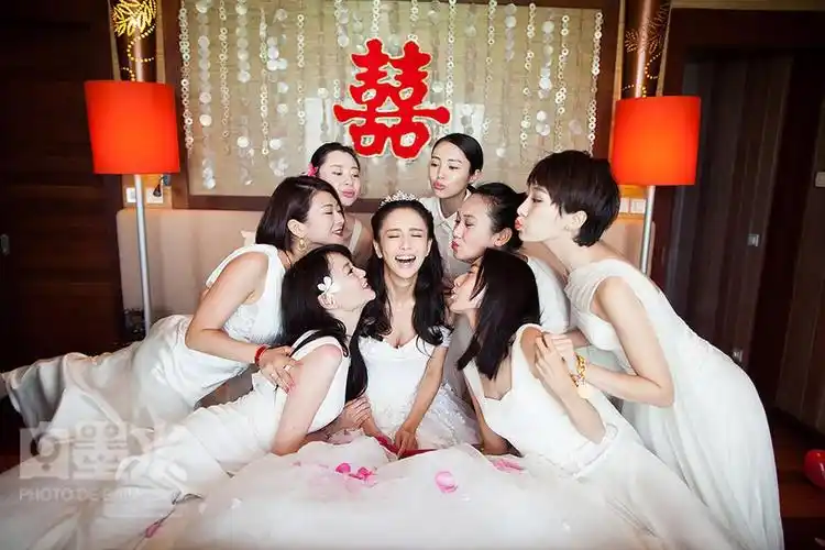 陈思诚抢亲公主抱佟丽娅 伴郎伴娘团抢镜