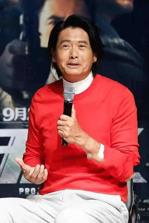 63岁周润发现身新电影发布会露齿大笑不惧皱纹红衣白裤显精神