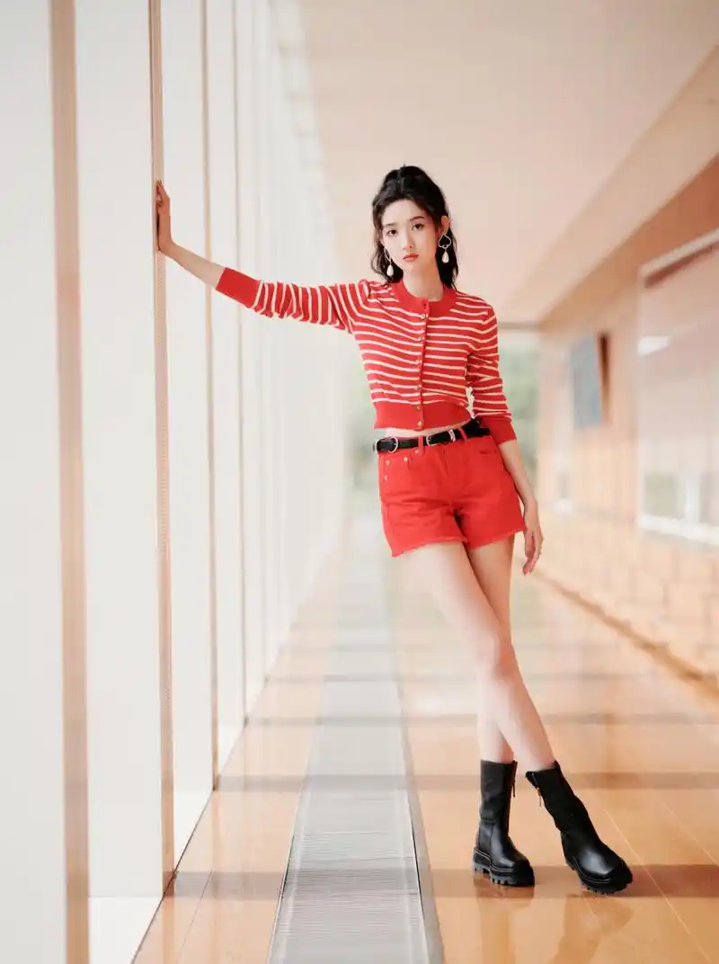 王玉雯红色短裤套装,炽热红利落明媚.