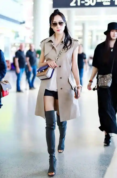 韩雪终于放开了,穿无袖风衣配露趾长靴,潮流感一般人学不来_衬衫_黑色