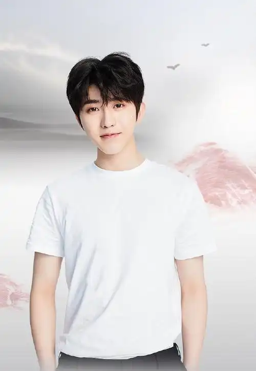 蔡徐坤日常随拍##蔡徐坤分享白t随拍##蔡徐坤纯白造型少年感