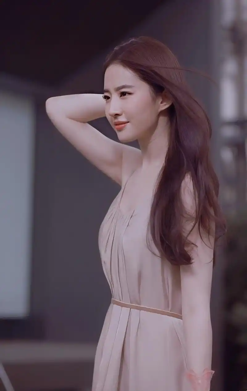 刘亦菲秀发飘飘的一组写真,颜值与气质俱佳
