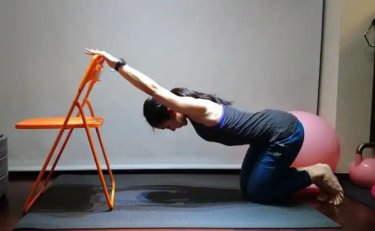 伸展背阔肌群(图片来源:筋肉妈妈 jz fitness)