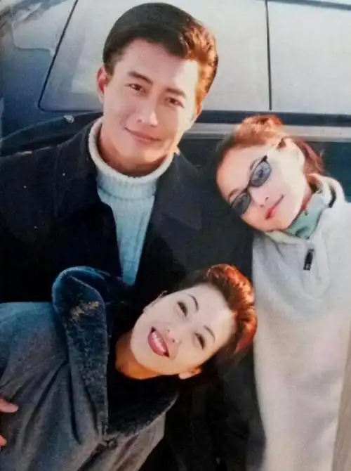 回顾靳东从服务员逆袭成演员能成功要感谢两位母亲的帮助