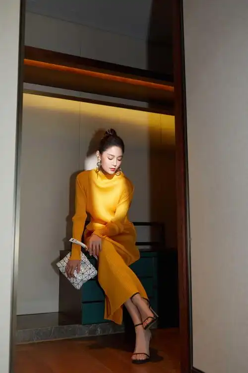 王媛可出席三宅一生开幕活动身穿连衣裙秀曼妙身姿