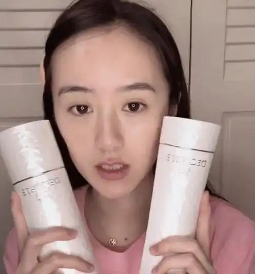 对袁冰妍路转粉了分享护肤品全是大牌不开美颜的样子好显小