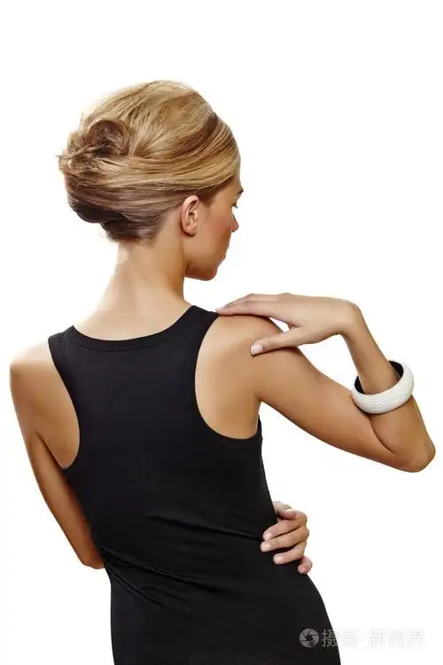 穿着黑色裙子的漂亮女人的后背.