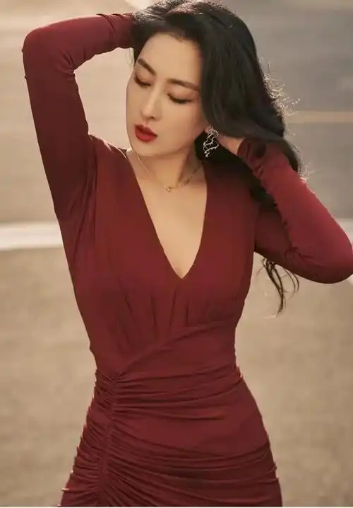 41岁马苏罕晒性感照穿深v礼服小露事业线身形纤瘦呈s型