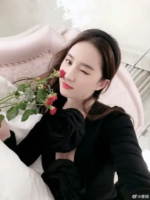 刘亦菲晒36岁生日现场照被鲜花玩偶簇拥嘟嘴卖萌开心似少女