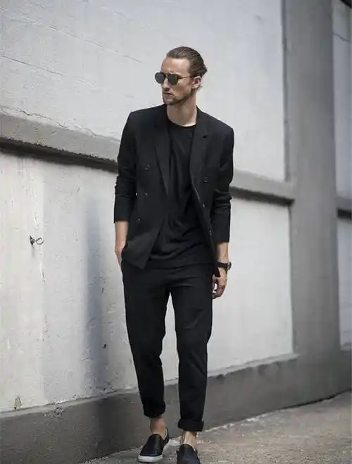 潮人示范(图片来源:东方ic) ▼ 你会穿西装嘛,分享下你的搭配秘籍吧!