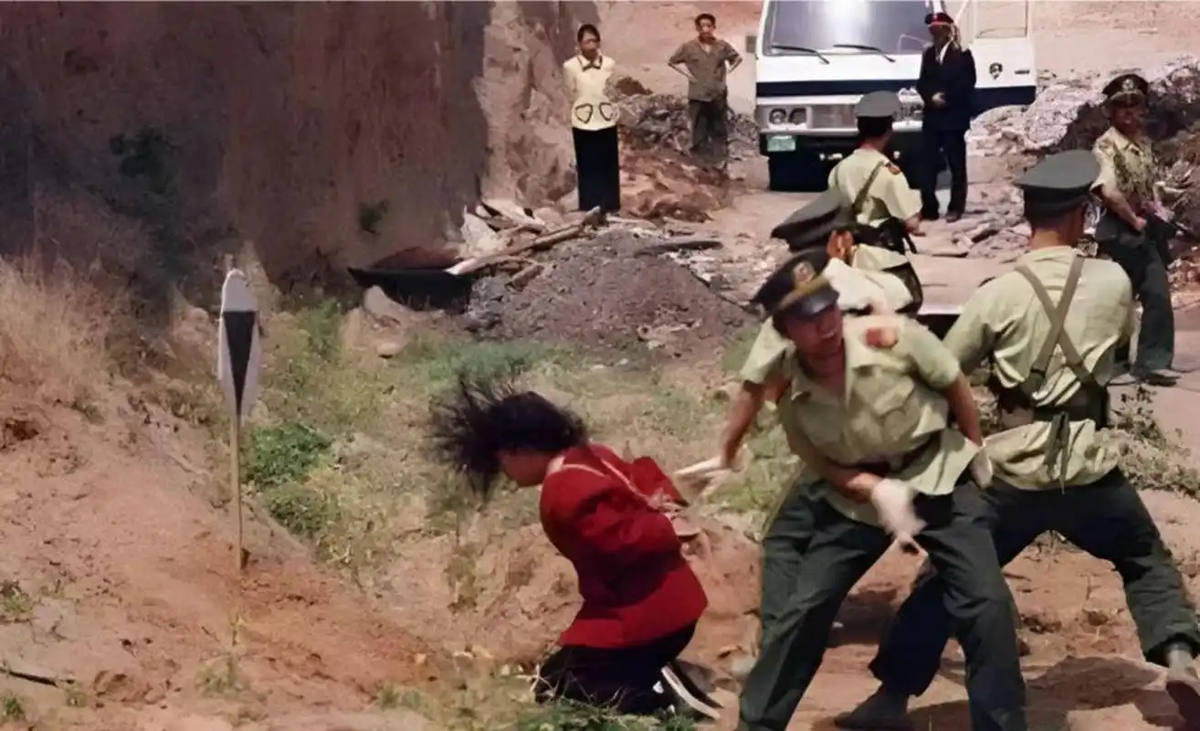 枪声响起的那一刻,女犯人倒在地上,头发还在空中飞扬!