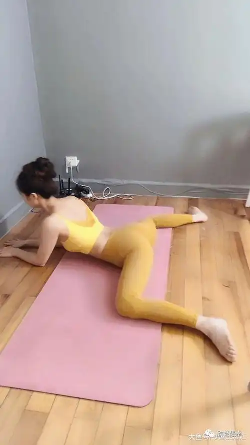 被猪拱过的日本美少妇独霸瑜伽界的费油高手凸起的鼓包让多少人望而