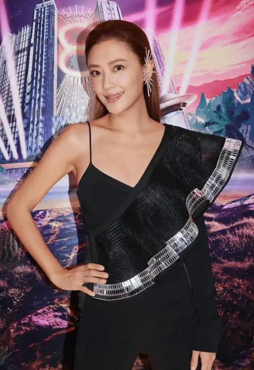 应采儿对自身身材真自信穿连体裤秀大长腿165身高穿出175效果