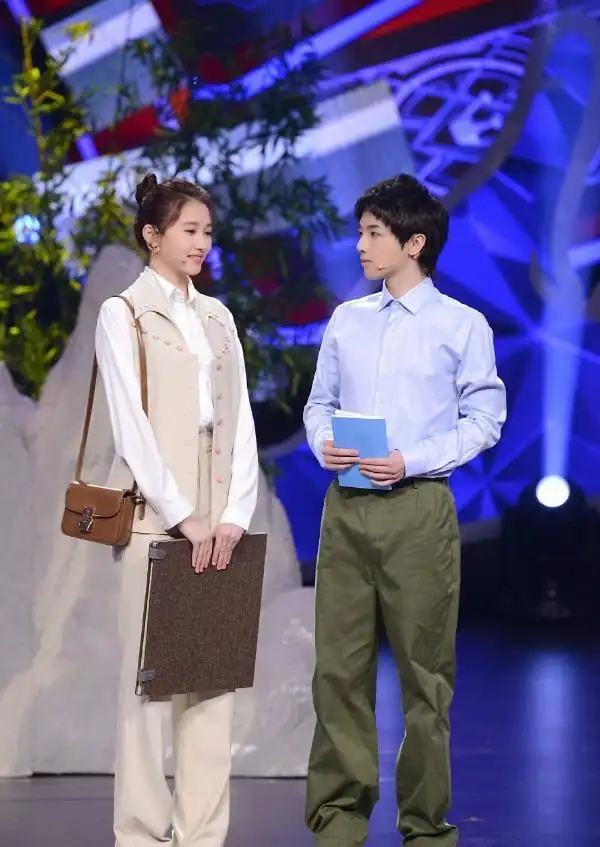 华晨宇和关晓彤演情侣,一脸的娇羞腼腆,紧张的快要结巴了!