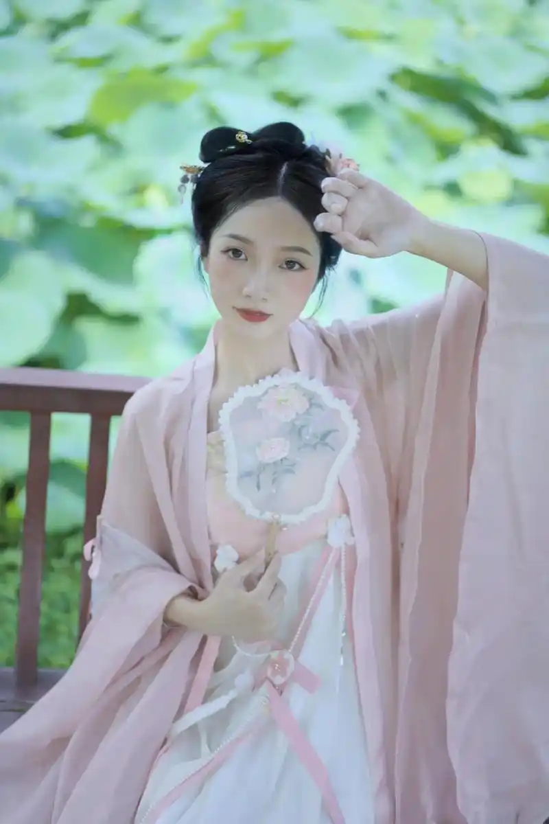 汉服小姐姐 #夏日荷花 #遇见古代的自己 #古风摄影  - 抖音
