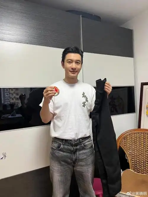 据悉,这位观众在看了黄晓明的电影后,被片中黄晓明一行演员脱裤子夜渡