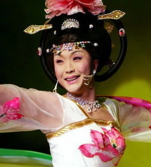 40岁李玉刚女装巴黎走秀,老外疯狂尖叫,网友:美的让女人嫉妒