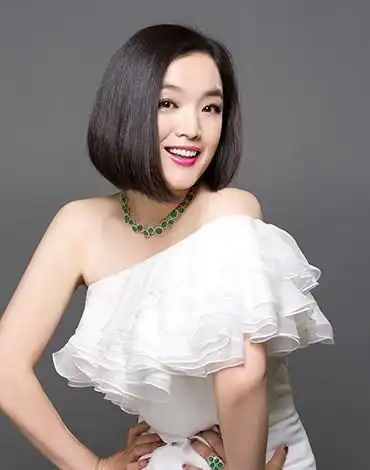 著名歌手白雪受邀为第13期《七彩云南》会刊拍摄封面视觉大片