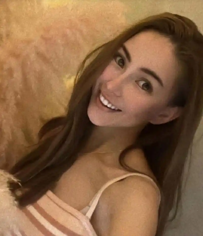 昆凌自拍总喜欢把滤镜开那么大,五官都不清晰了,鼻子那么立体让人好