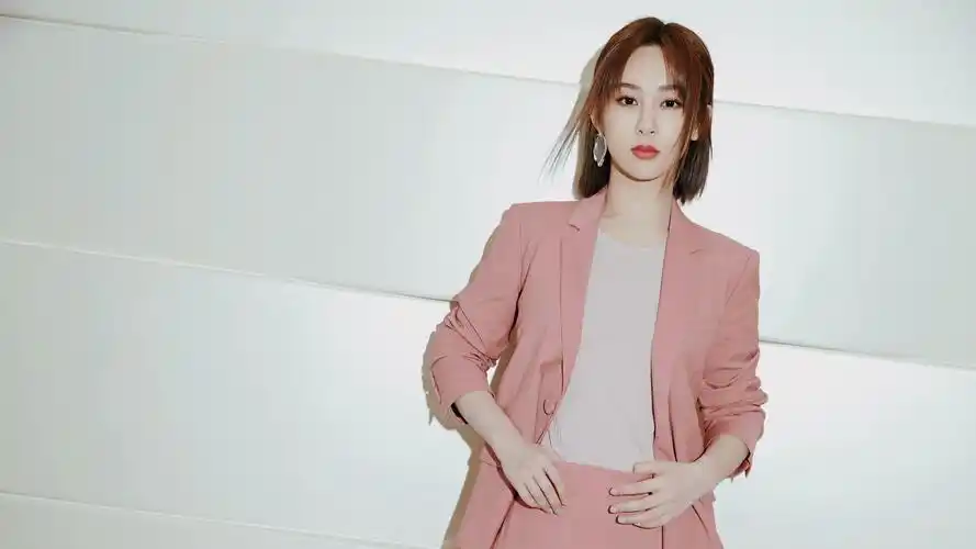 杨紫帅气时尚写真,大陆明星-回车桌面