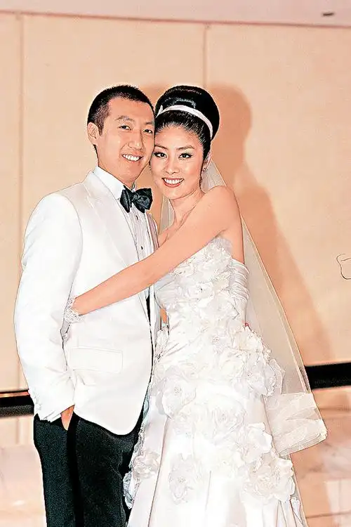 陈慧琳一家四口出席聚会,丈夫罕见露脸已秃顶,俩儿子长相像父亲