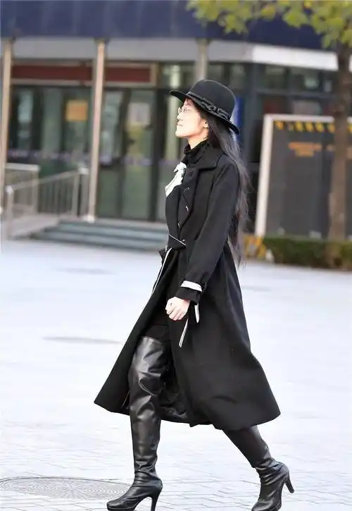 黑色风衣搭配黑色过膝皮靴,高跟款式,春季穿搭也可以很洋气_美女_时尚
